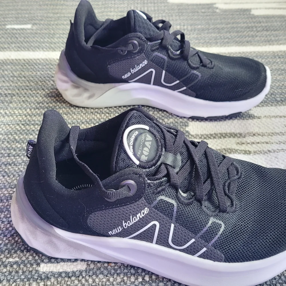 New Balance Black and White Women's Running Sneakers Size 5 - Picture 5 of 6
